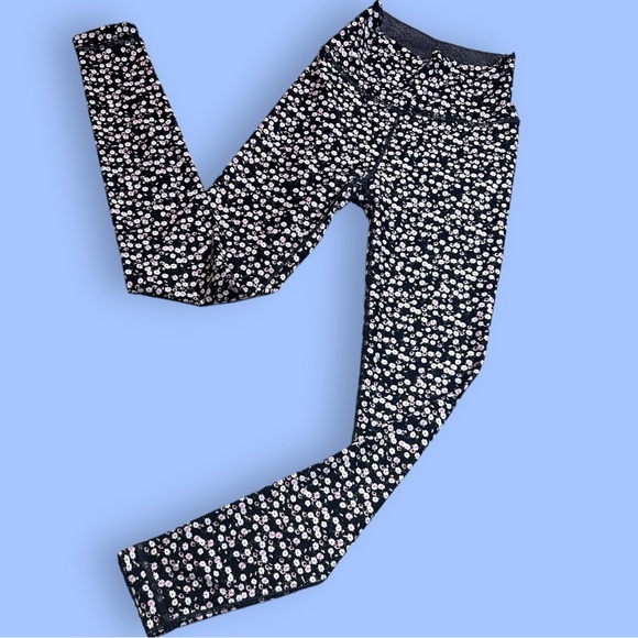EUC Wear It To Heart Floral Leggings in Black, White and Pink. Size XS ๐ง๐ฝโโ๏ธ - Picture 2 of 8